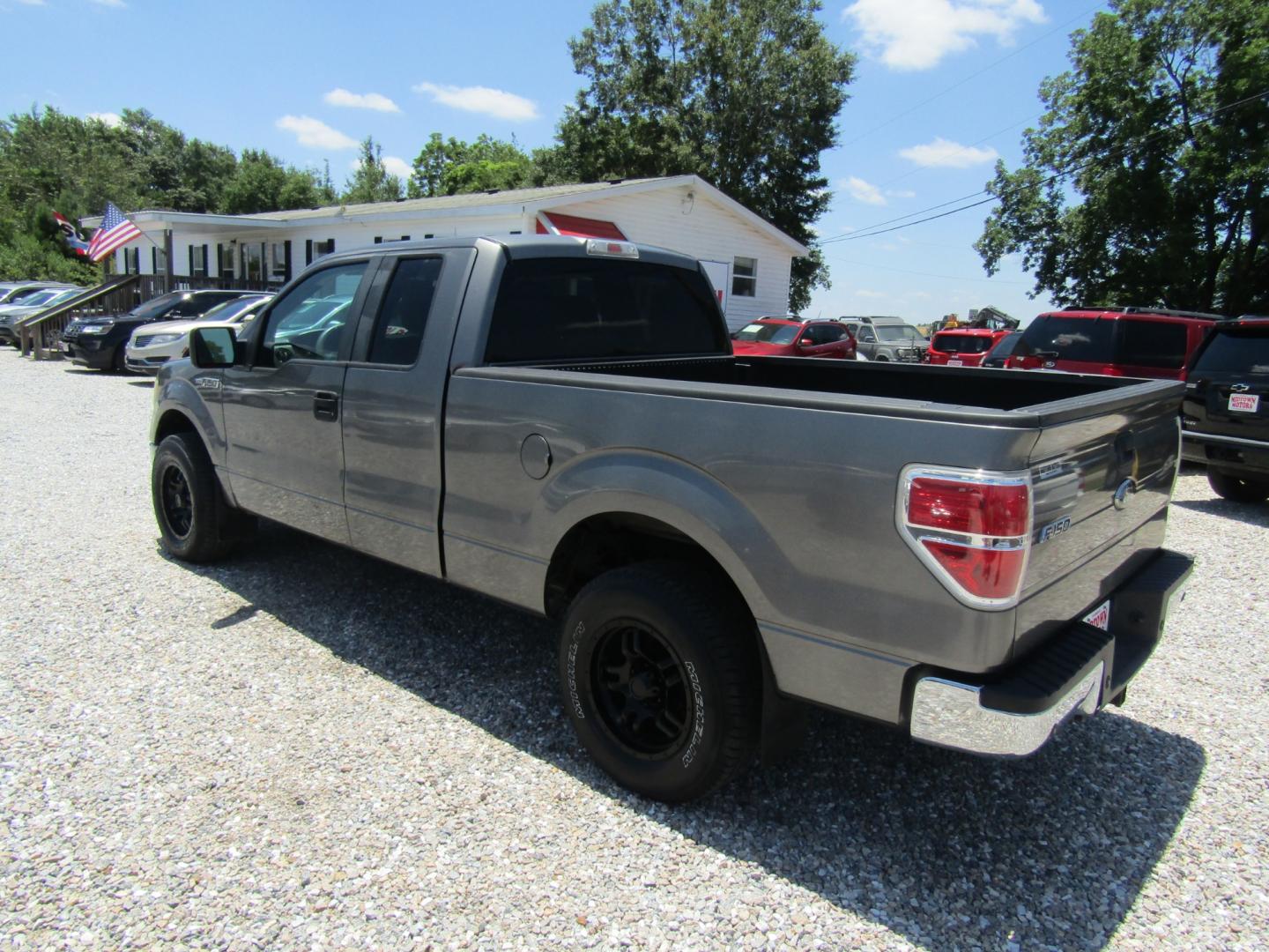 2010 Gray /Gray Ford F-150 Lariat SuperCab 6.5-ft. Bed 2WD (1FTEX1C88AF) with an 4.6L V8 SOHC 24V engine, Automatic transmission, located at 15016 S Hwy 231, Midland City, AL, 36350, (334) 983-3001, 31.306210, -85.495277 - Photo#5